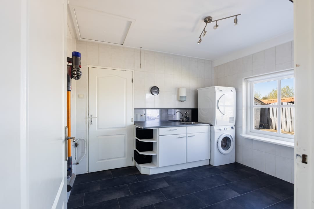 Spacious Detached Villa with Large Garden and Double Garage in Klaaswaal — 23