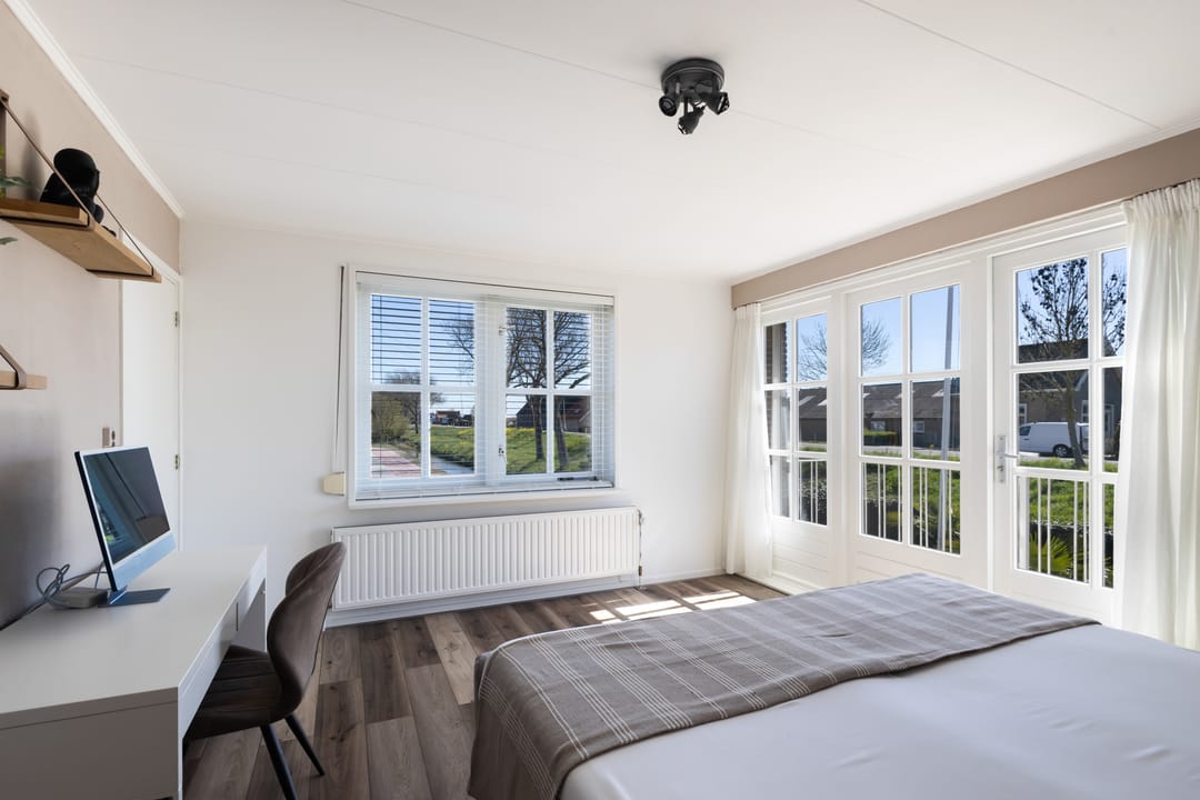Spacious Detached Villa with Large Garden and Double Garage in Klaaswaal — 32