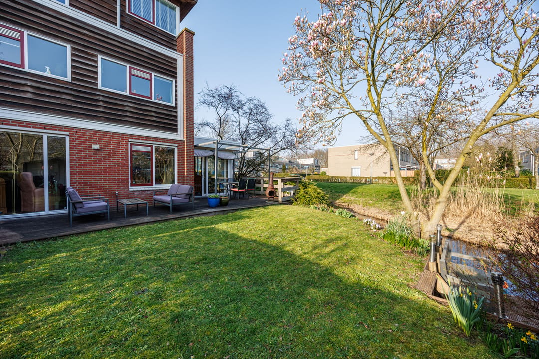 Spacious Corner Home with Water Views in Delft's Green Ecodus Neighborhood — 23