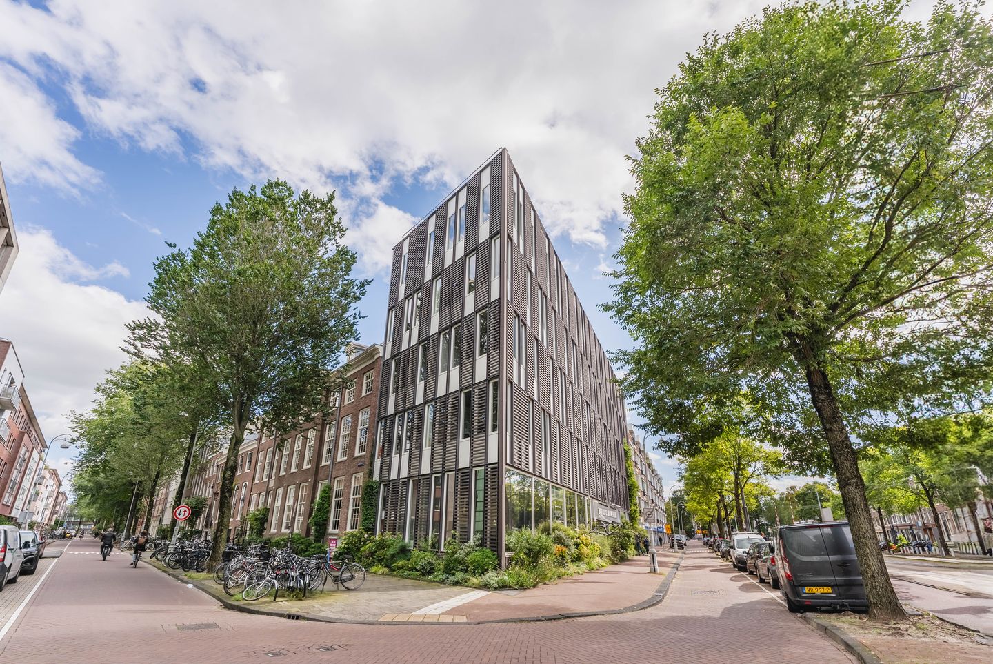 View photo 1 of Muiderstraat 1