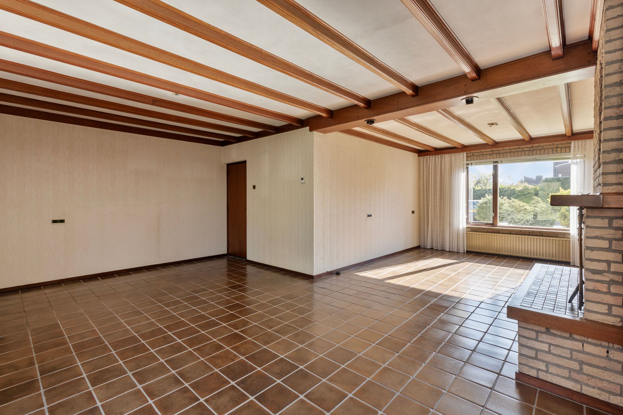 Spacious detached family home with 6 bedrooms and garage in quiet neighbourhood — 12