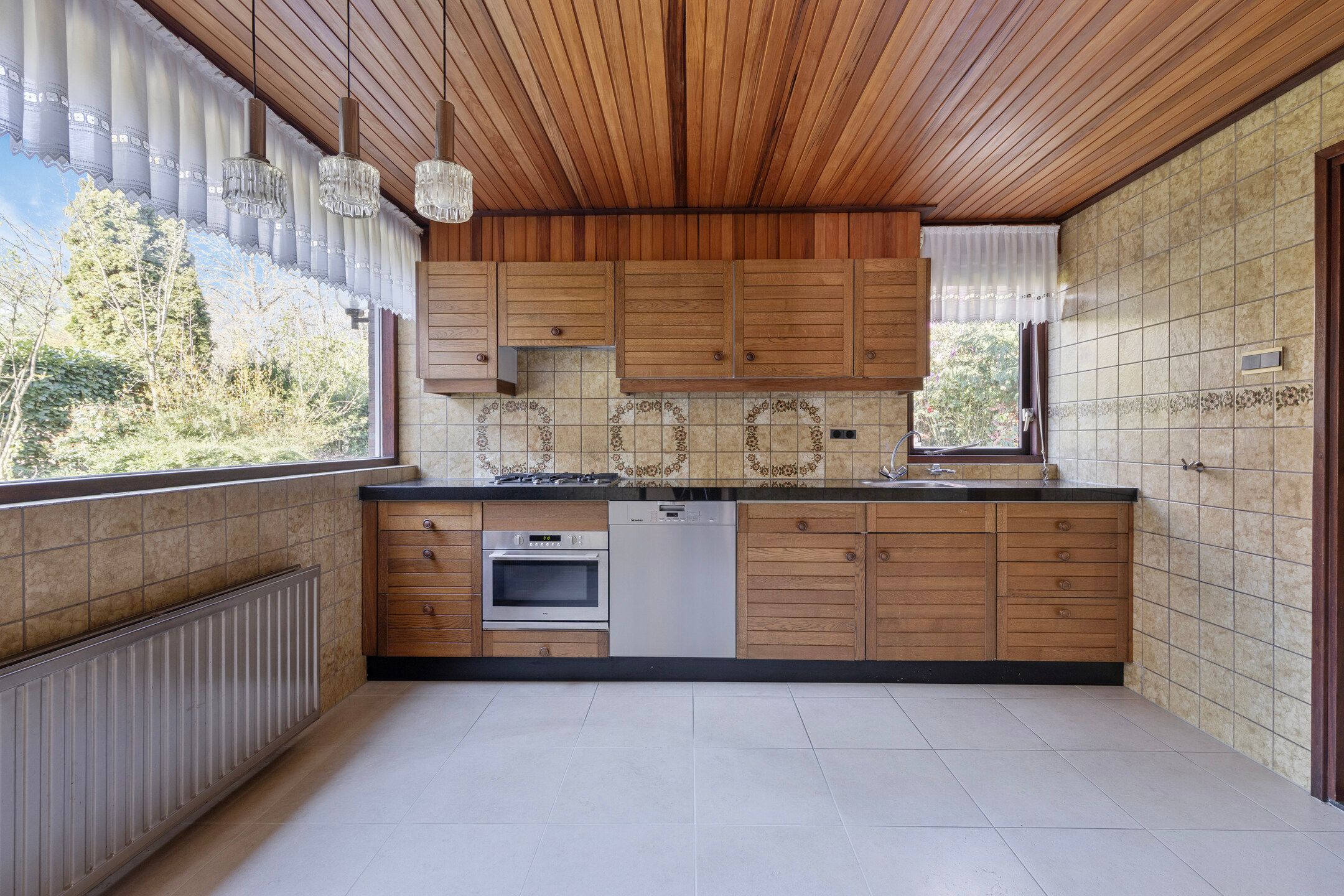Spacious detached family home with 6 bedrooms and garage in quiet neighbourhood — 15