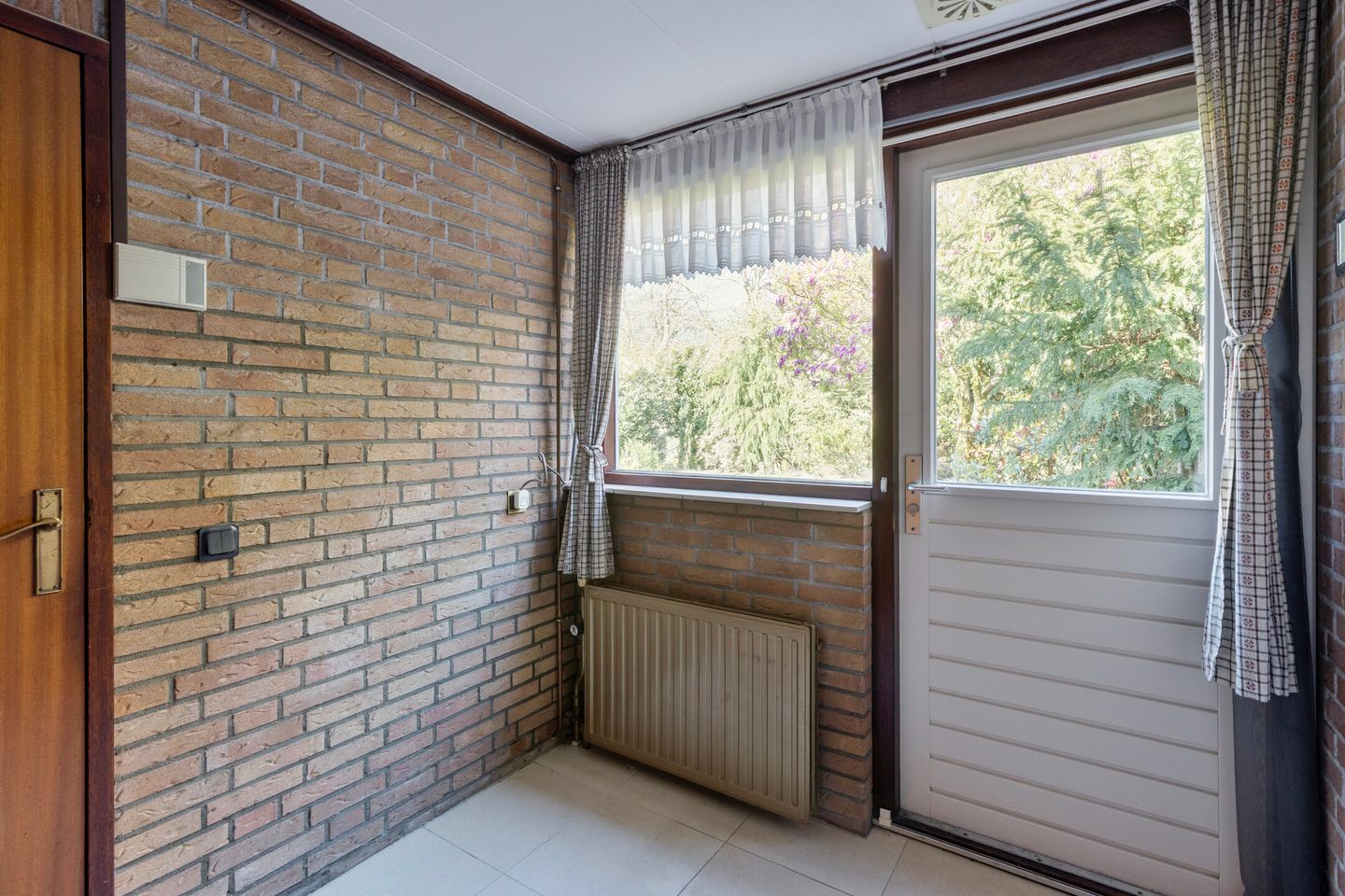 Spacious detached family home with 6 bedrooms and garage in quiet neighbourhood — 19