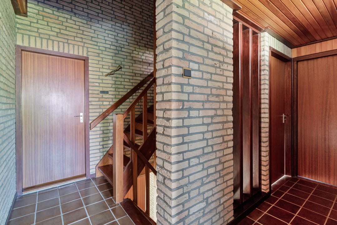 Spacious detached family home with 6 bedrooms and garage in quiet neighbourhood — 22