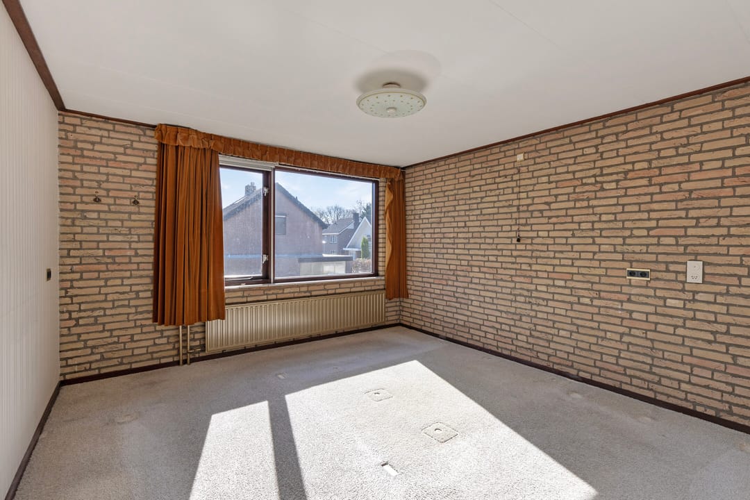 Spacious detached family home with 6 bedrooms and garage in quiet neighbourhood — 23