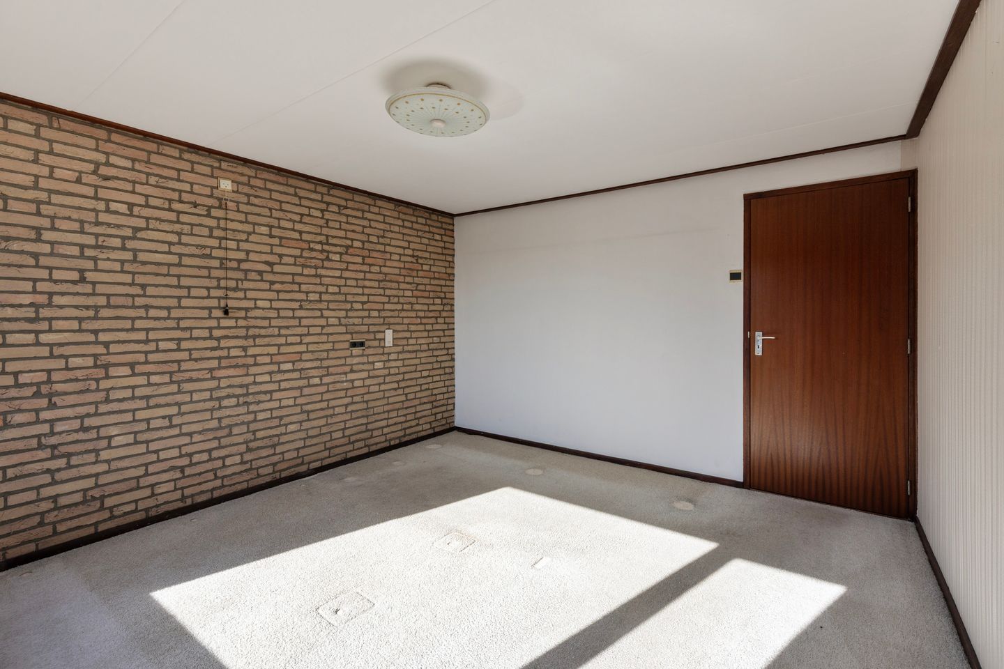 Spacious detached family home with 6 bedrooms and garage in quiet neighbourhood — 25