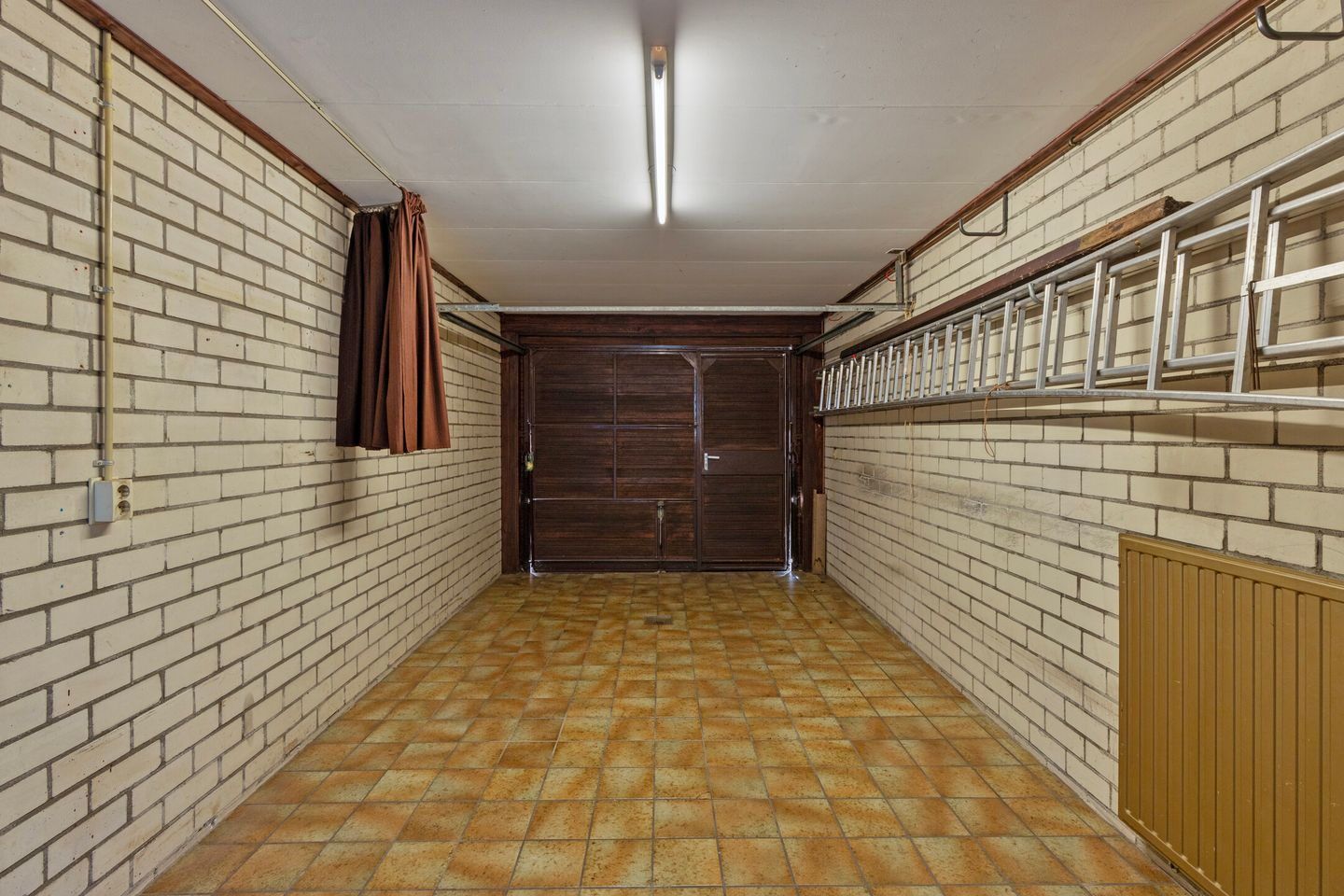 Spacious detached family home with 6 bedrooms and garage in quiet neighbourhood — 20