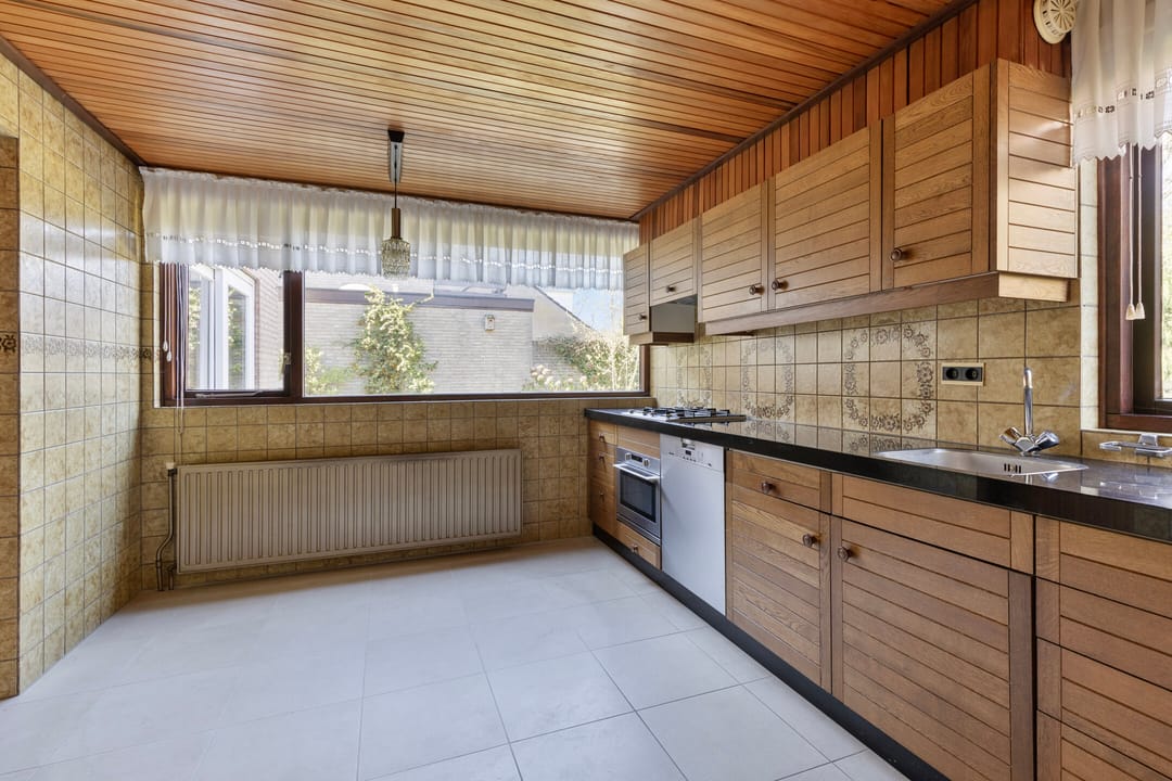 Spacious detached family home with 6 bedrooms and garage in quiet neighbourhood — 17