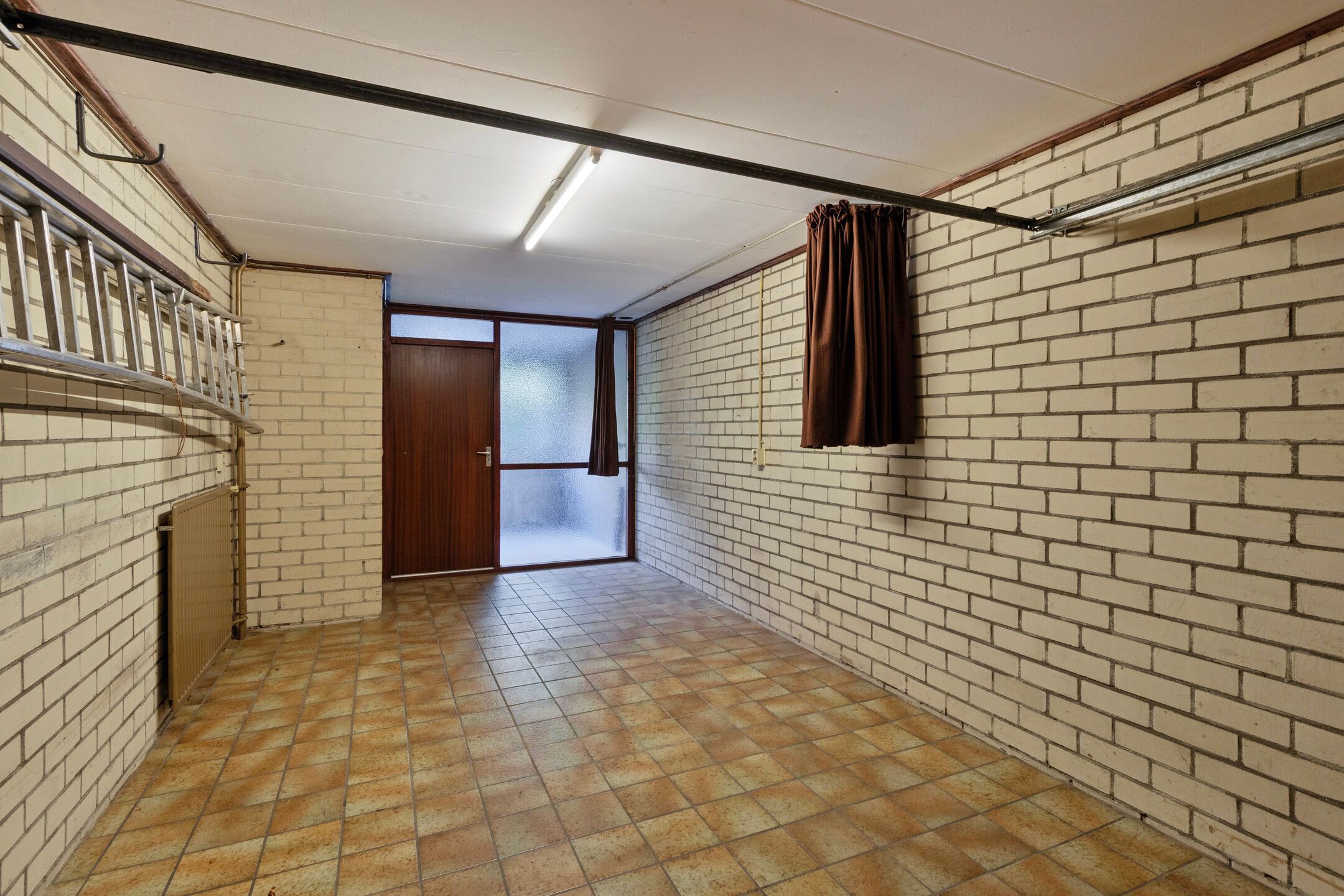 Spacious detached family home with 6 bedrooms and garage in quiet neighbourhood — 21