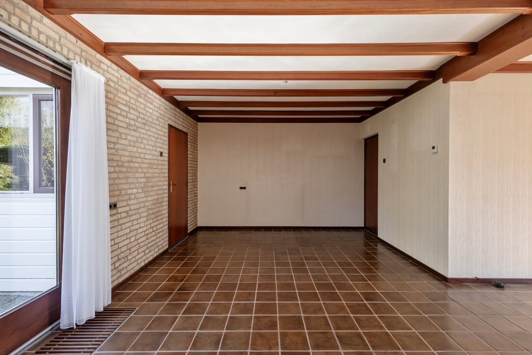 Spacious detached family home with 6 bedrooms and garage in quiet neighbourhood — 13