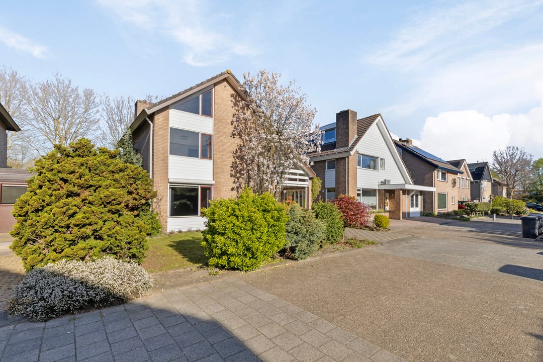 Spacious detached family home with 6 bedrooms and garage in quiet neighbourhood — 52