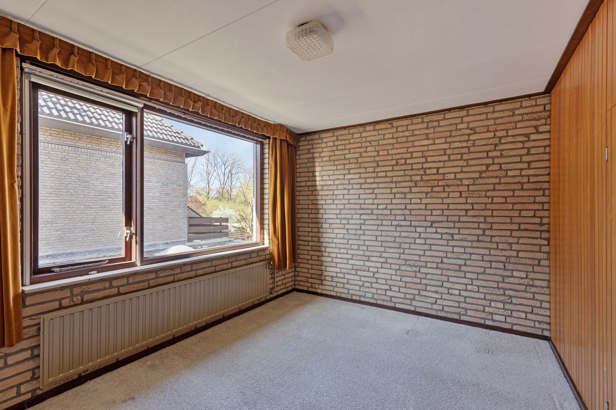 Spacious detached family home with 6 bedrooms and garage in quiet neighbourhood — 27