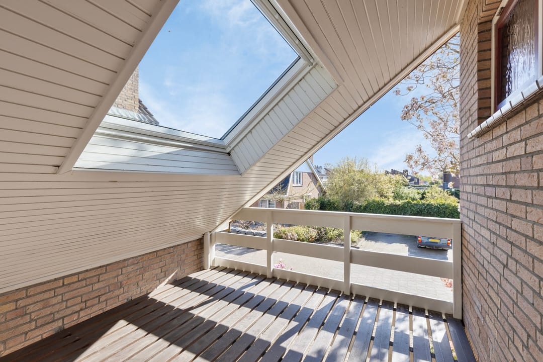 Spacious detached family home with 6 bedrooms and garage in quiet neighbourhood — 31