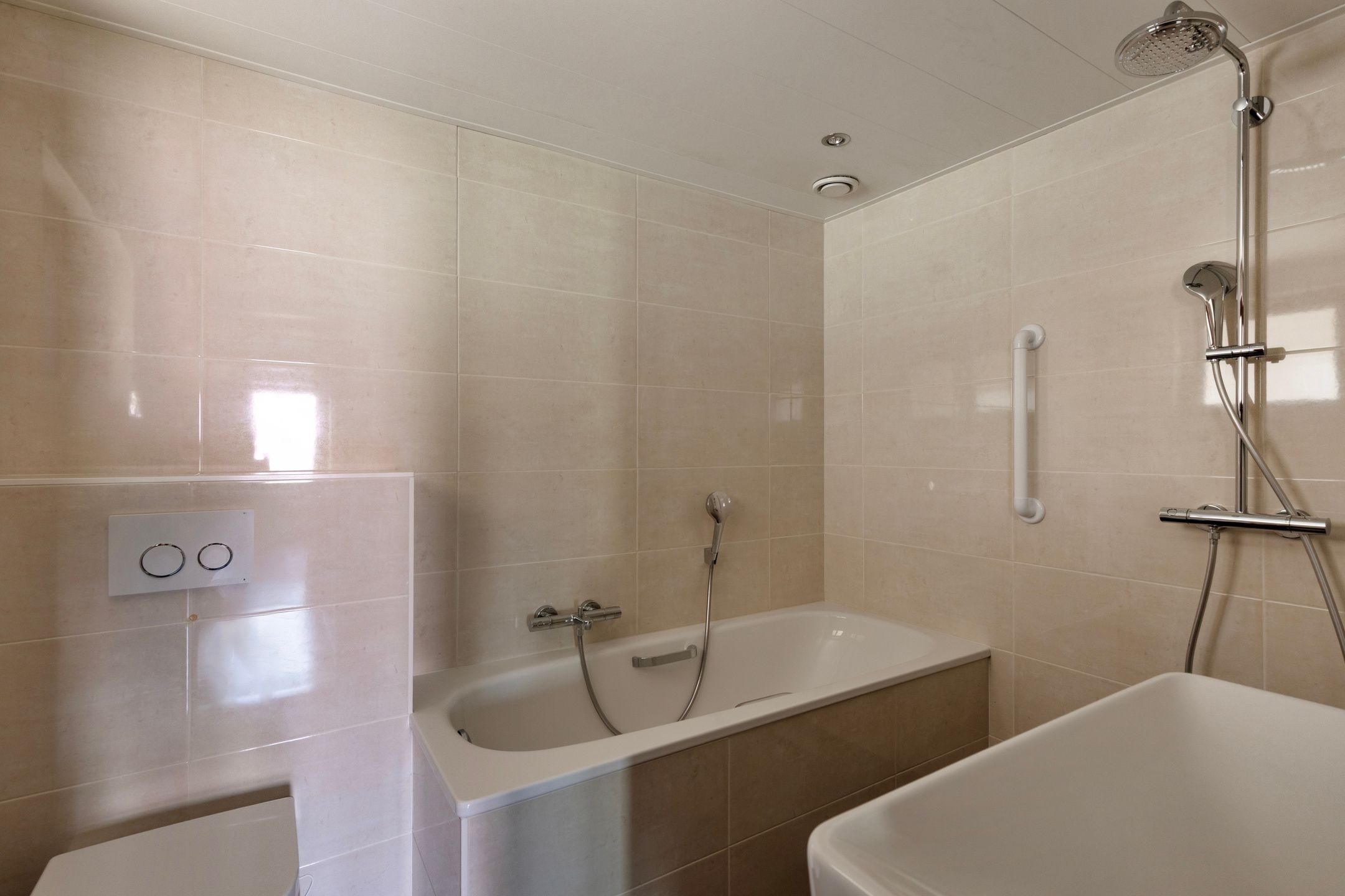 Spacious detached family home with 6 bedrooms and garage in quiet neighbourhood — 33