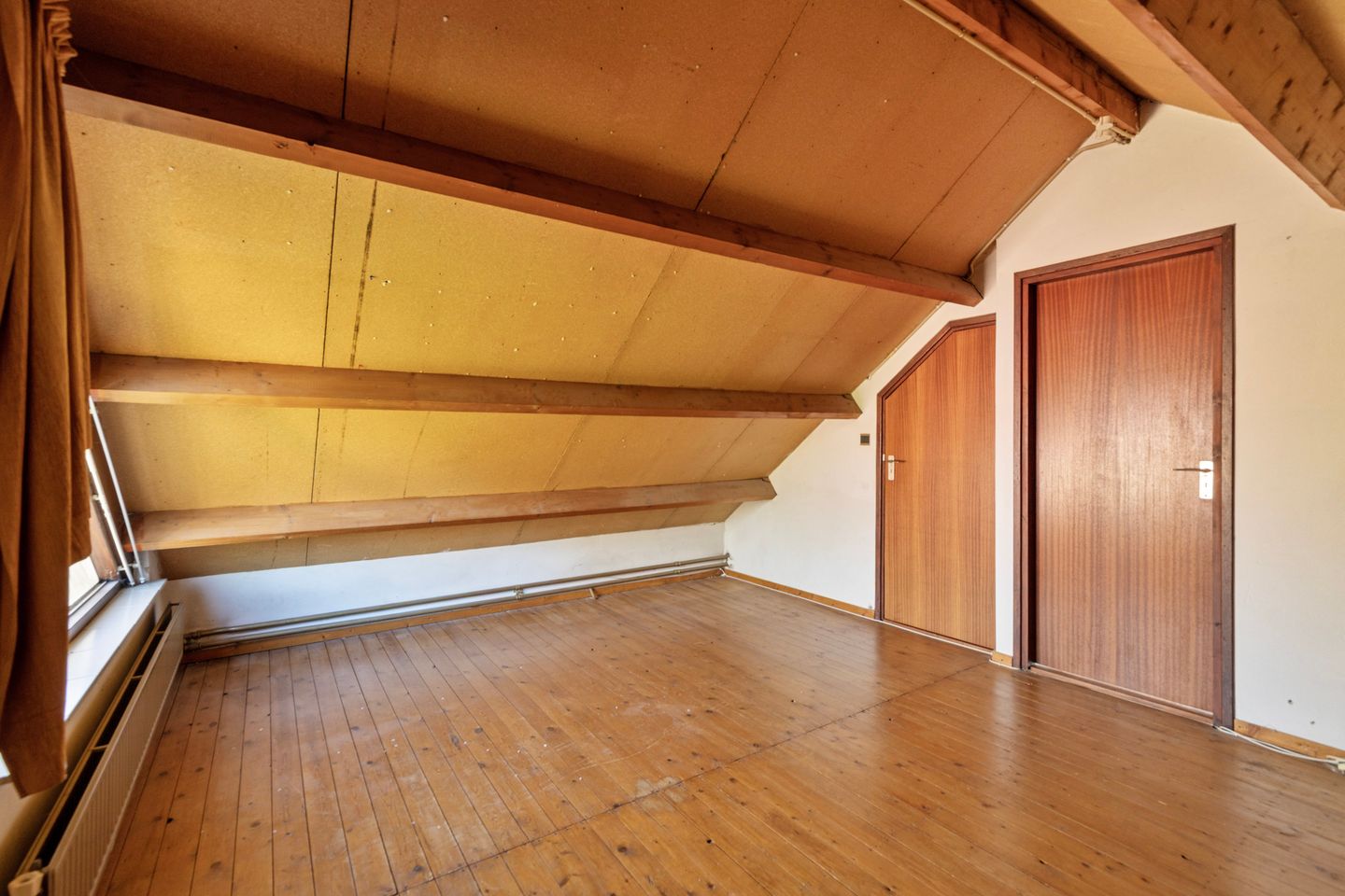 Spacious detached family home with 6 bedrooms and garage in quiet neighbourhood — 35