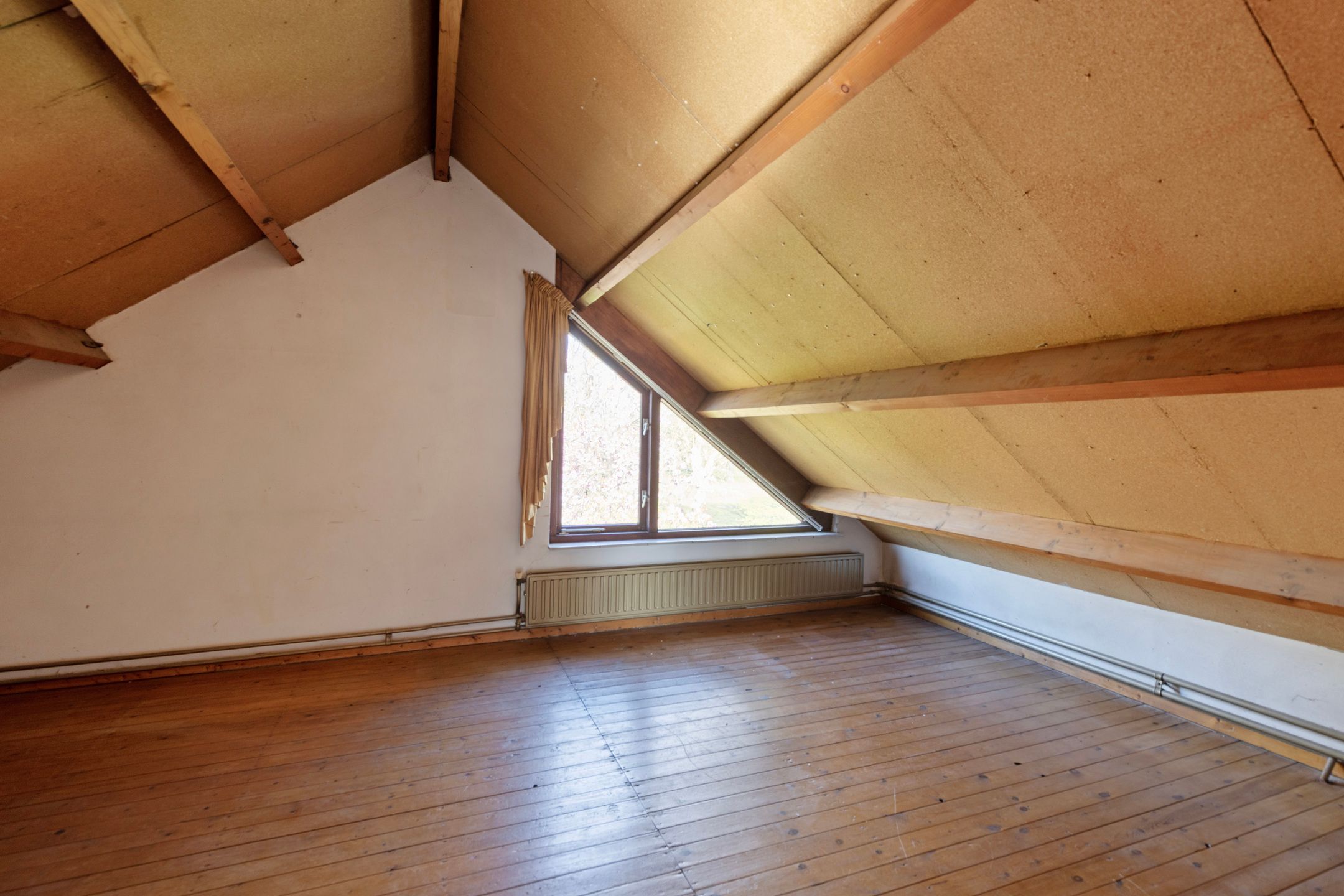 Spacious detached family home with 6 bedrooms and garage in quiet neighbourhood — 36