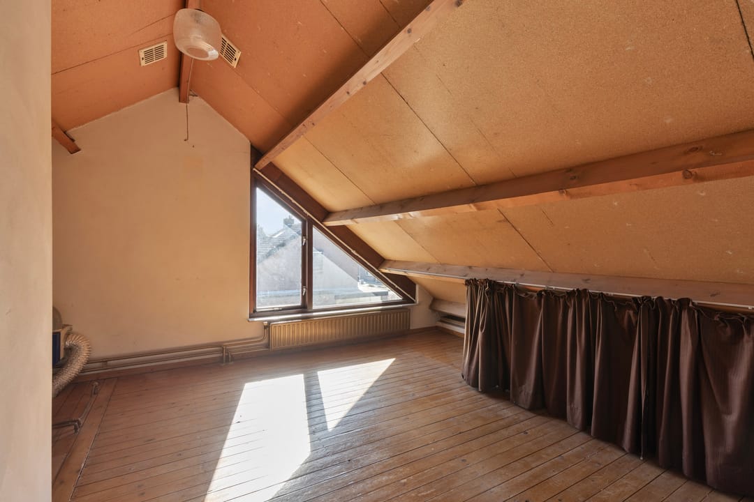 Spacious detached family home with 6 bedrooms and garage in quiet neighbourhood — 38