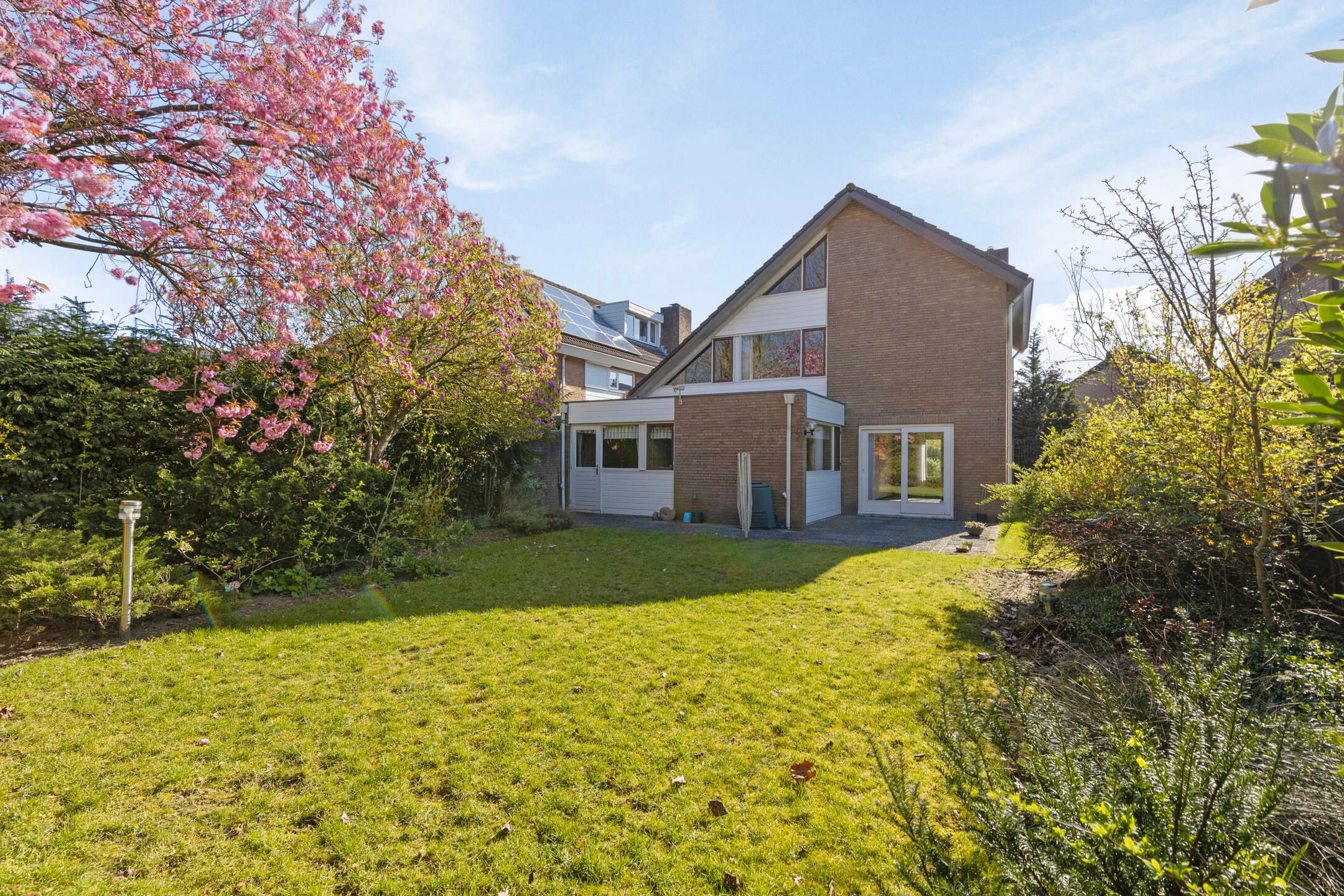 Spacious detached family home with 6 bedrooms and garage in quiet neighbourhood — 39