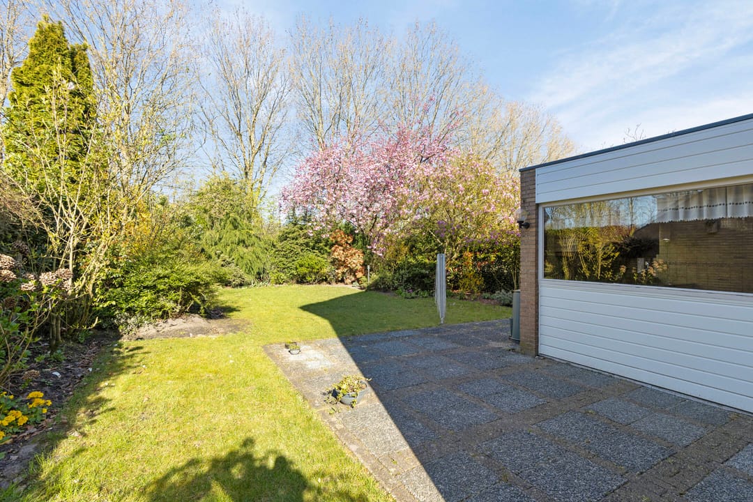 Spacious detached family home with 6 bedrooms and garage in quiet neighbourhood — 43