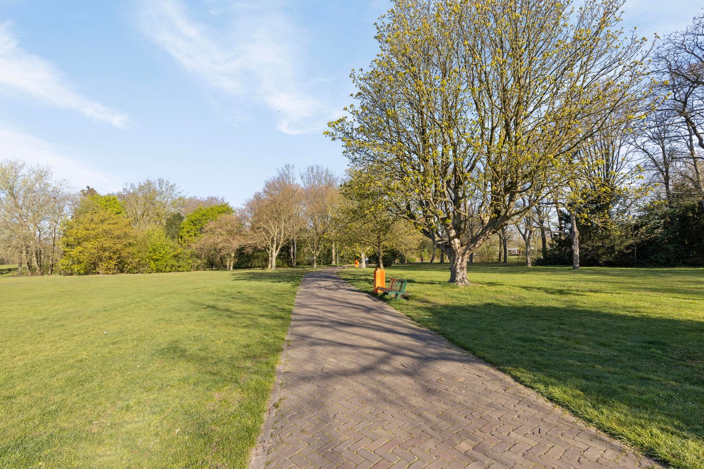 Spacious detached family home with 6 bedrooms and garage in quiet neighbourhood — 49