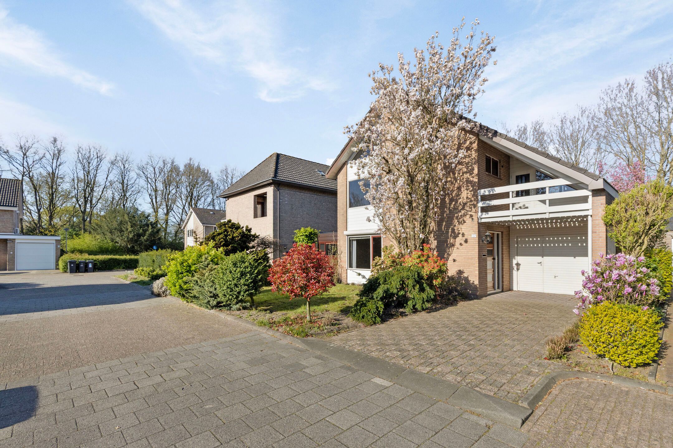 Spacious detached family home with 6 bedrooms and garage in quiet neighbourhood — 51