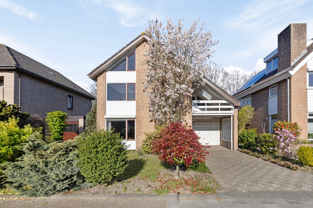 Spacious detached family home with 6 bedrooms and garage in quiet neighbourhood — 53