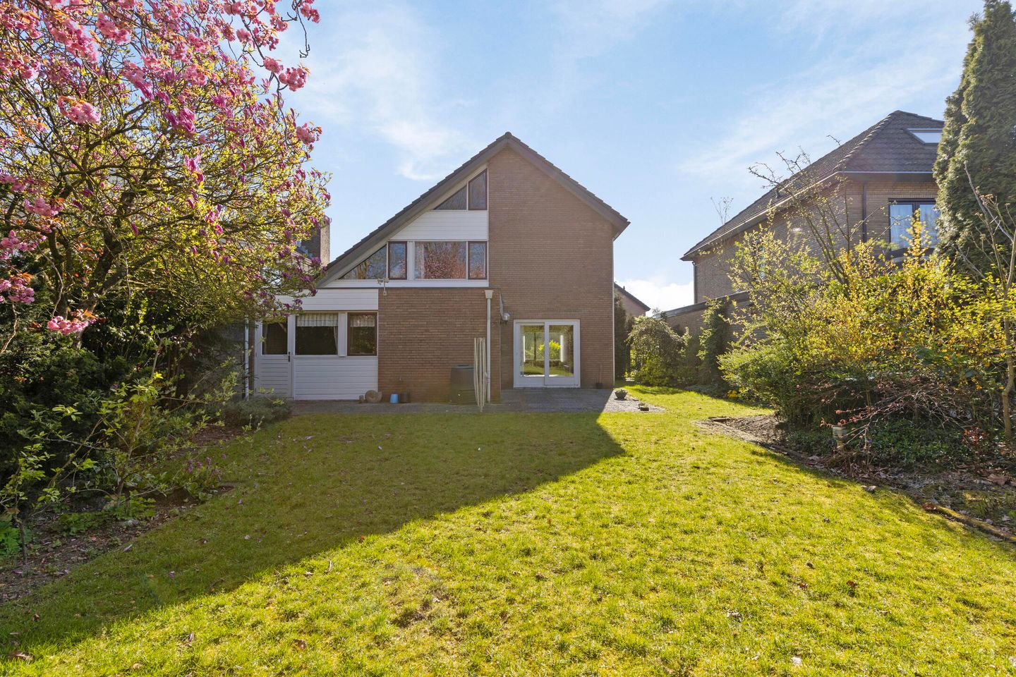 Spacious detached family home with 6 bedrooms and garage in quiet neighbourhood — 40