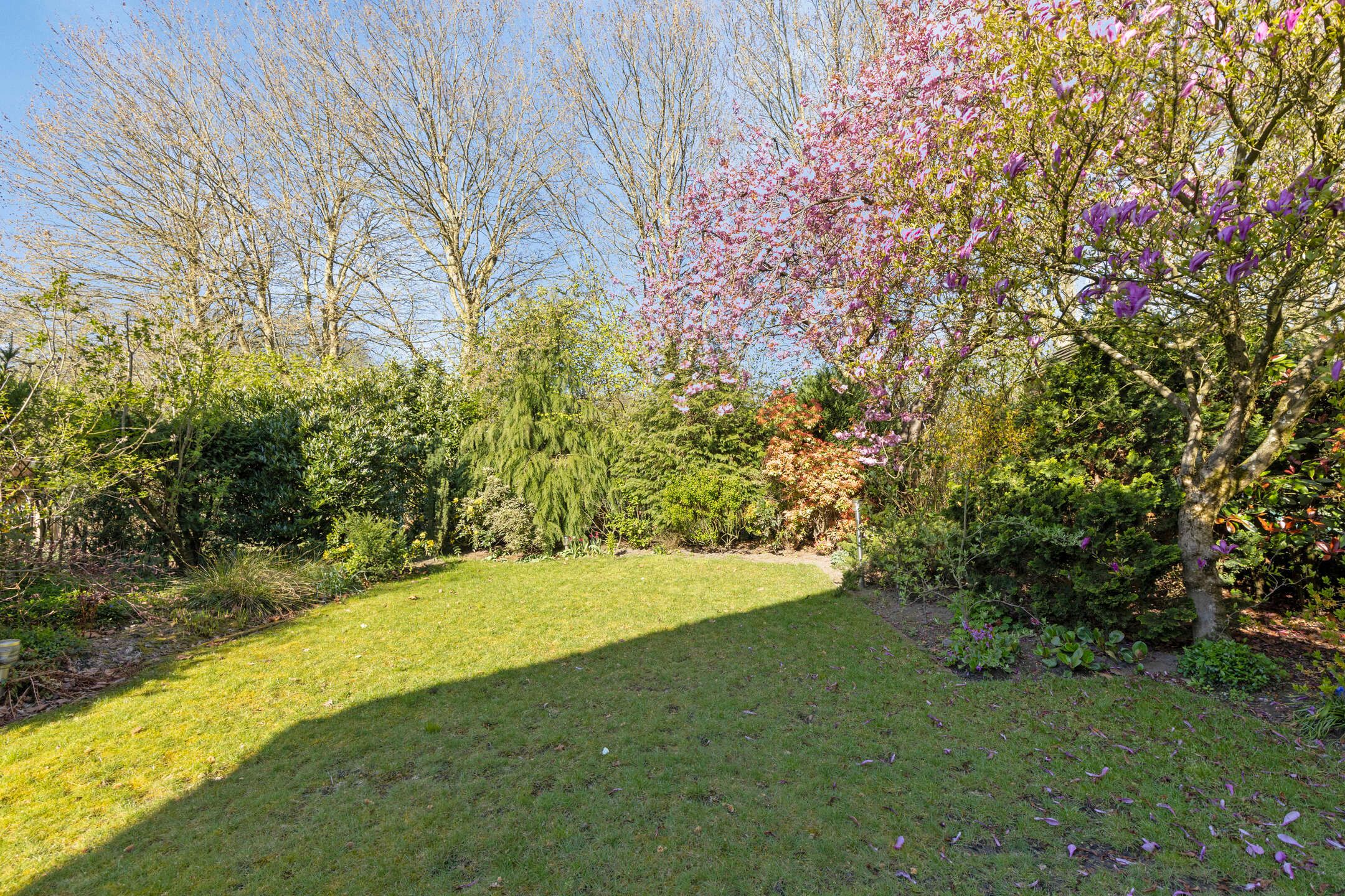 Spacious detached family home with 6 bedrooms and garage in quiet neighbourhood — 42
