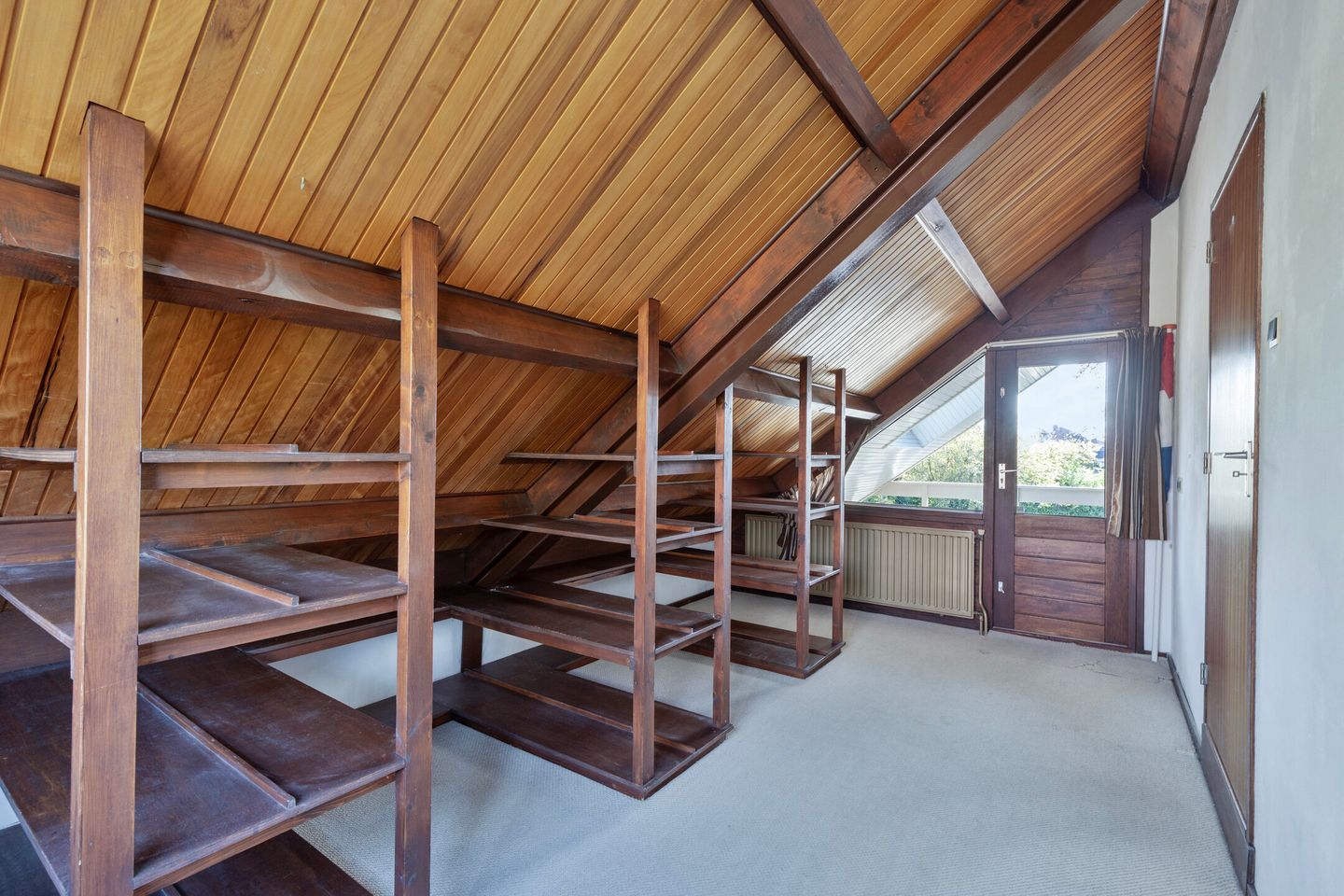 Spacious detached family home with 6 bedrooms and garage in quiet neighbourhood — 29