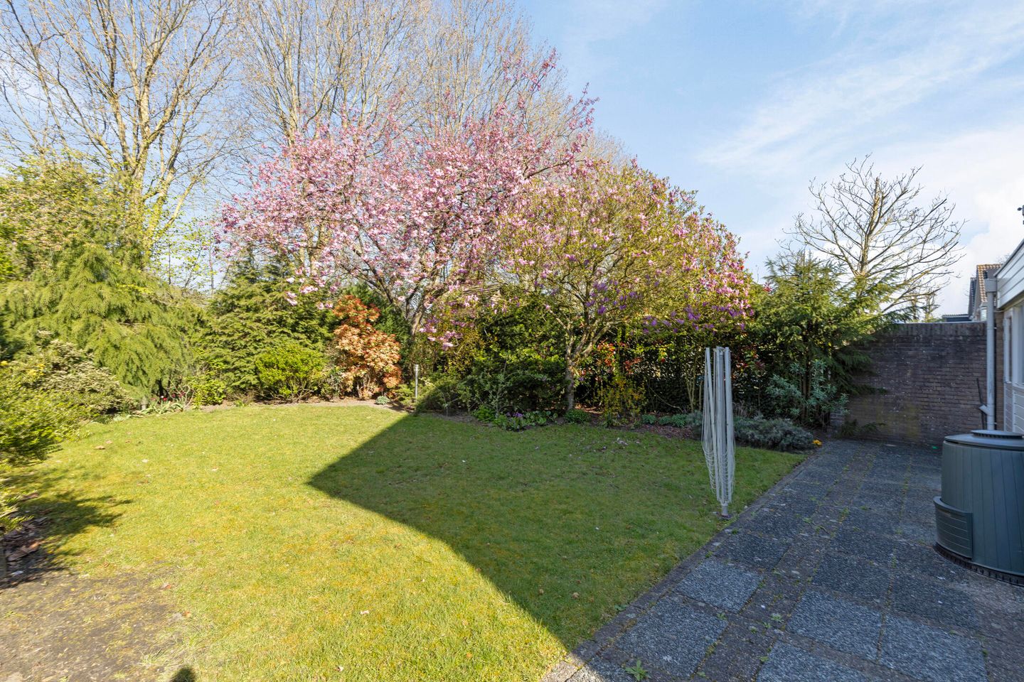 Spacious detached family home with 6 bedrooms and garage in quiet neighbourhood — 44
