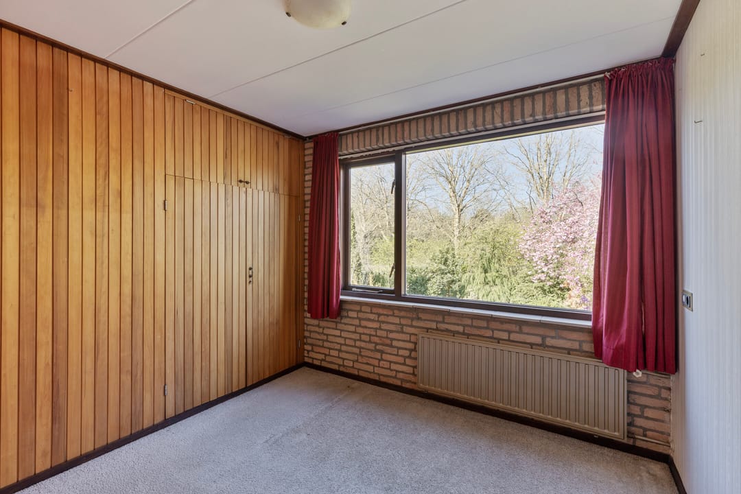 Spacious detached family home with 6 bedrooms and garage in quiet neighbourhood — 26