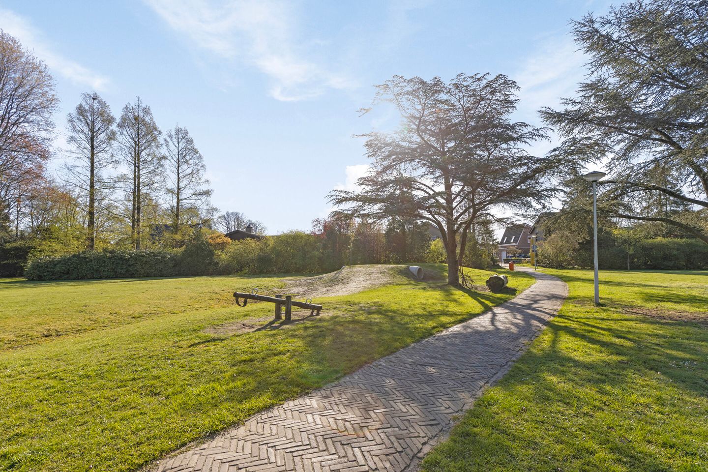 Spacious detached family home with 6 bedrooms and garage in quiet neighbourhood — 50