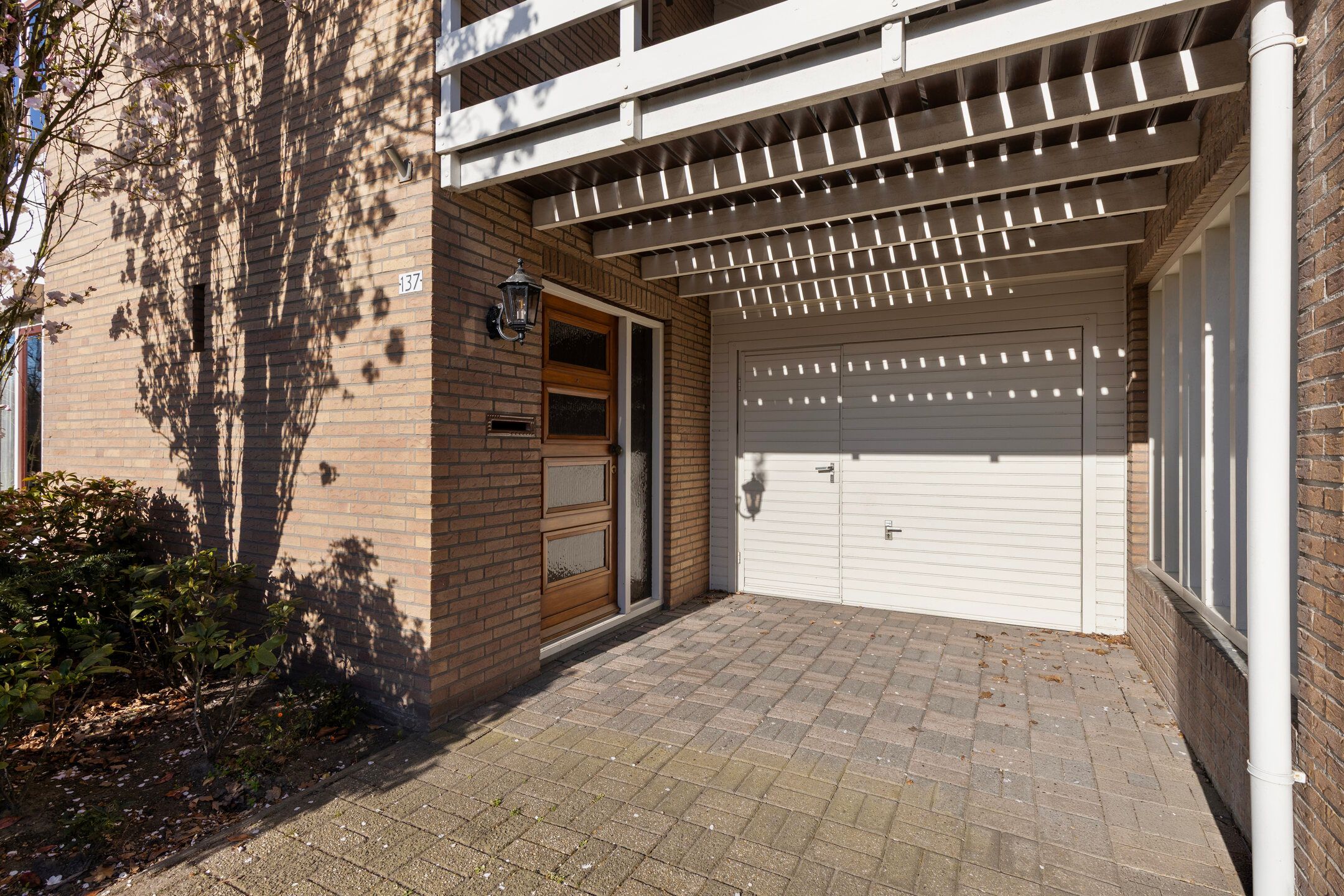 Spacious detached family home with 6 bedrooms and garage in quiet neighbourhood — 45