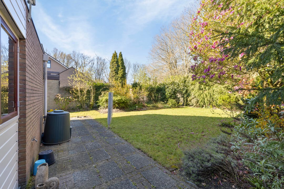 Spacious detached family home with 6 bedrooms and garage in quiet neighbourhood — 41