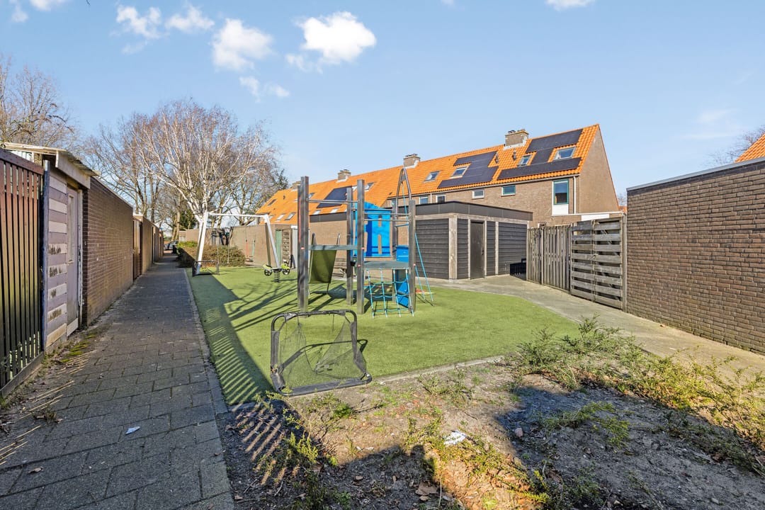 Terraced house with 4 bedrooms in child-friendly neighborhood — 23