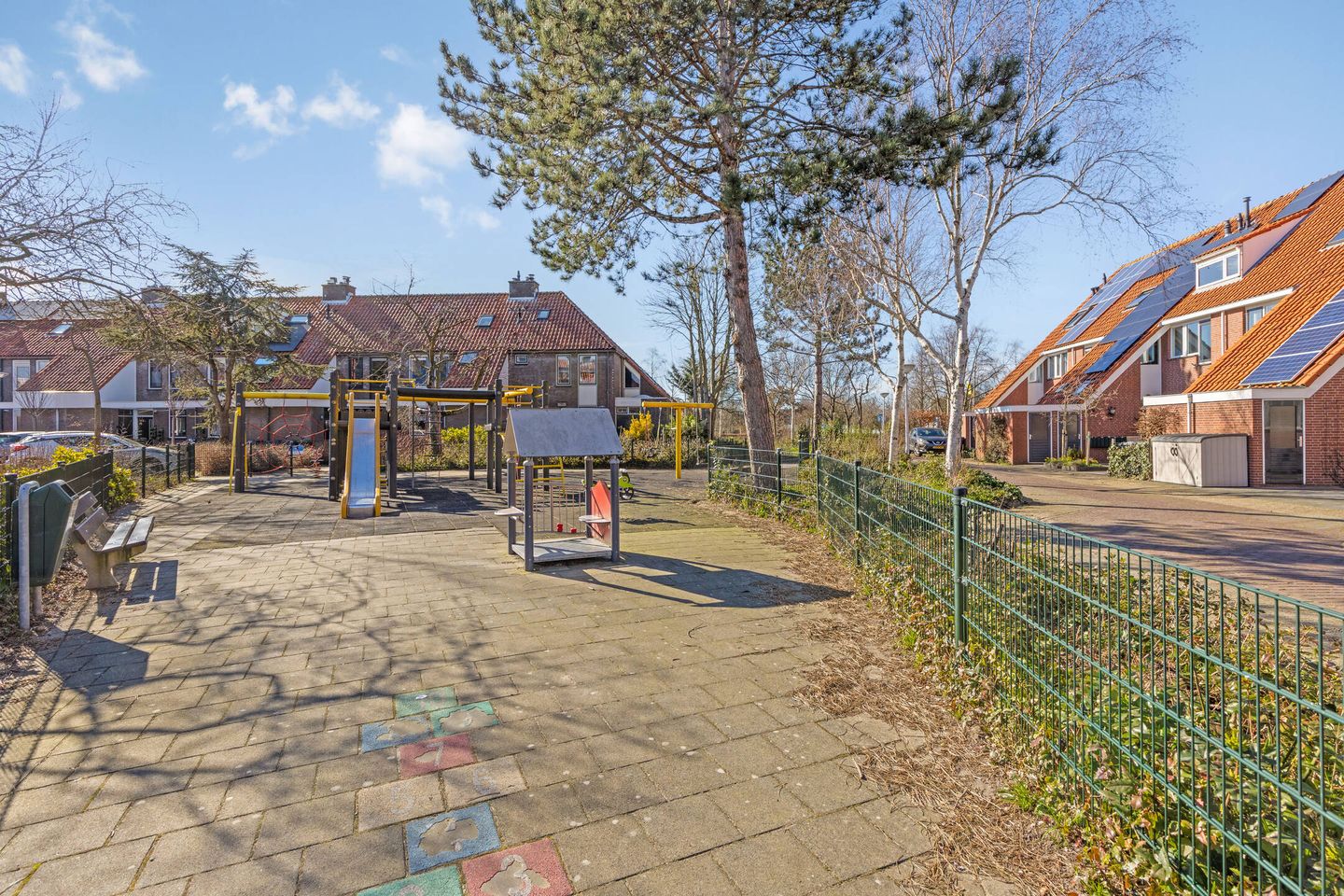 Terraced house with 4 bedrooms in child-friendly neighborhood — 25
