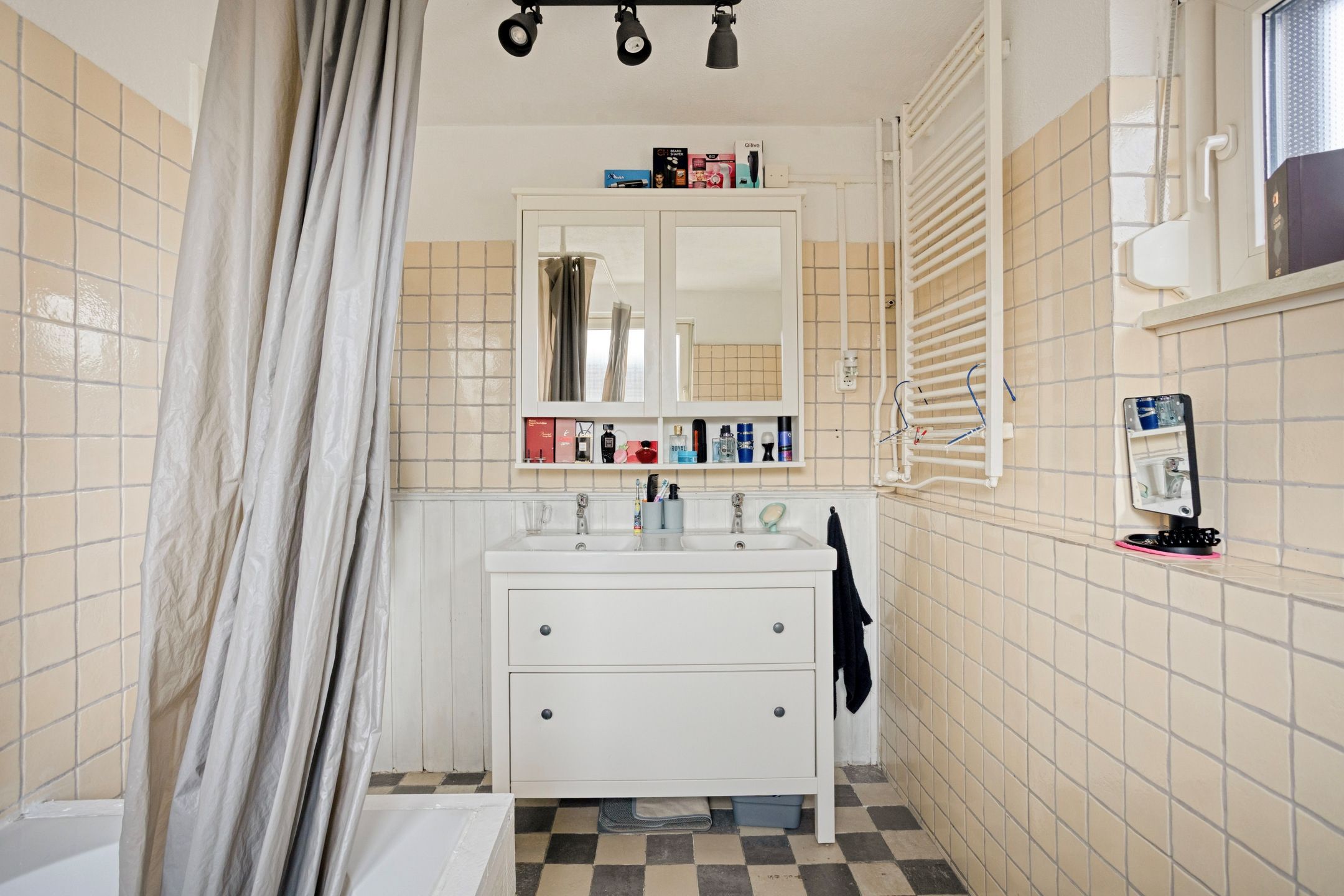 Well-maintained semi-detached house with 4 bedrooms, garage and solar panels in Buchten — 24