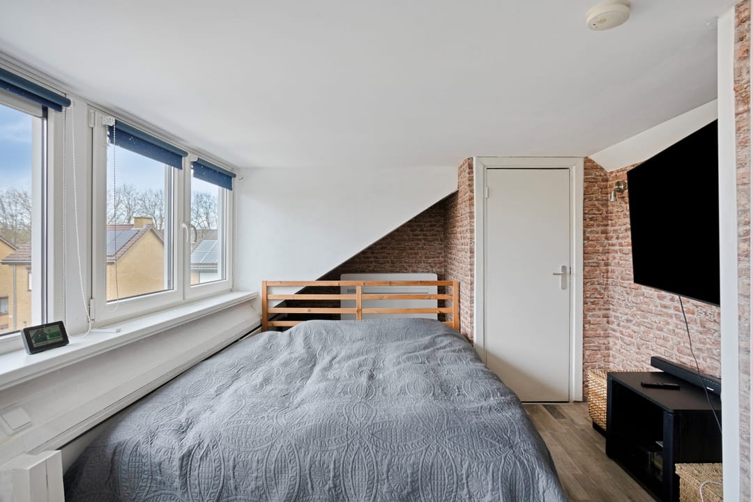 Well-maintained semi-detached house with 4 bedrooms, garage and solar panels in Buchten — 32