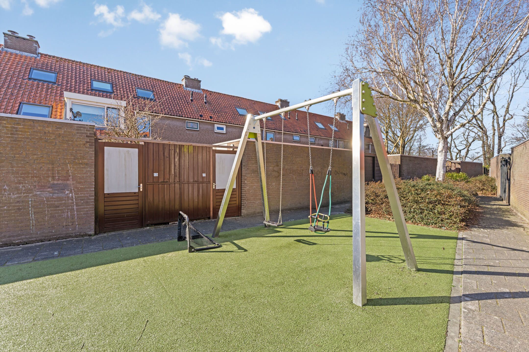Terraced house with 4 bedrooms in child-friendly neighborhood — 24