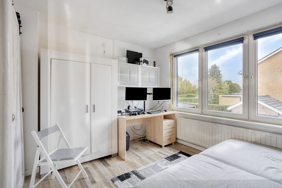 Well-maintained semi-detached house with 4 bedrooms, garage and solar panels in Buchten — 28