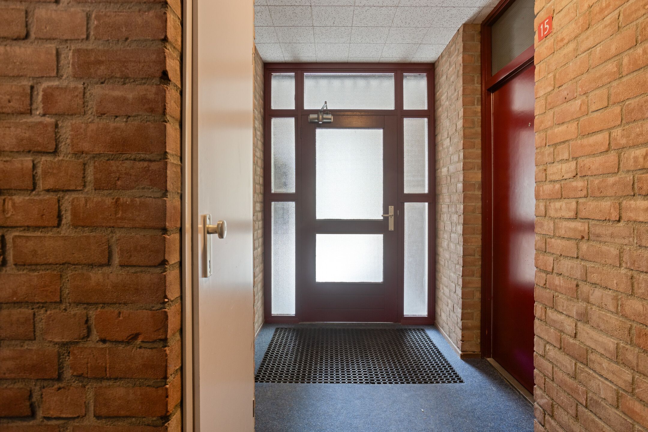 Spacious three-room apartment with south-facing balcony in Rotterdam centre — 45