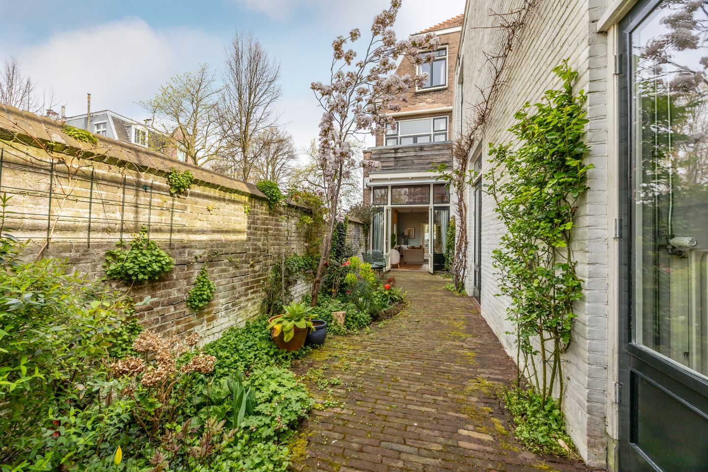 Characteristic ground floor apartment with authentic details in desirable Kleverpark neighborhood — 18