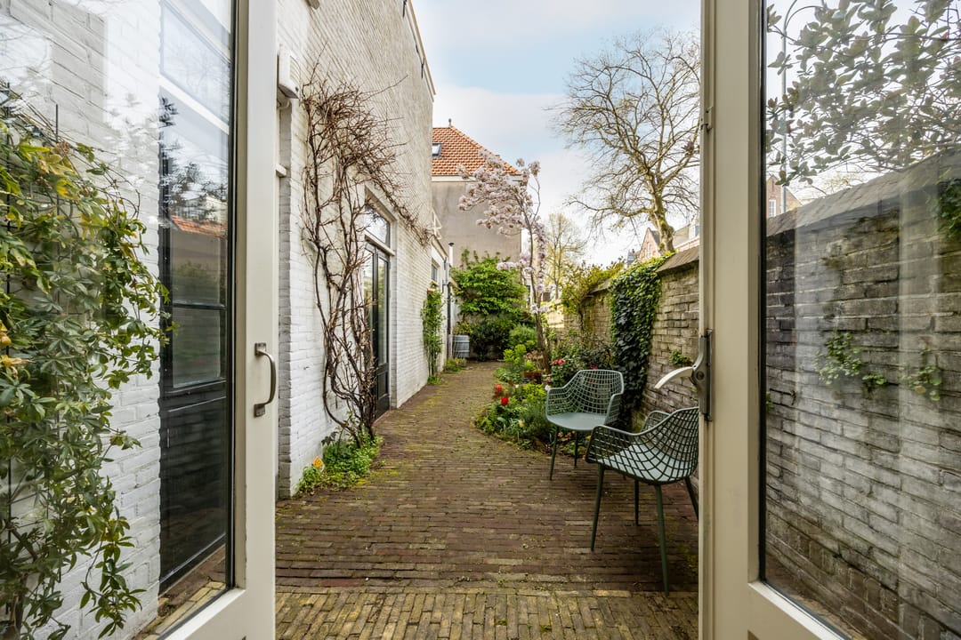 Characteristic ground floor apartment with authentic details in desirable Kleverpark neighborhood — 15