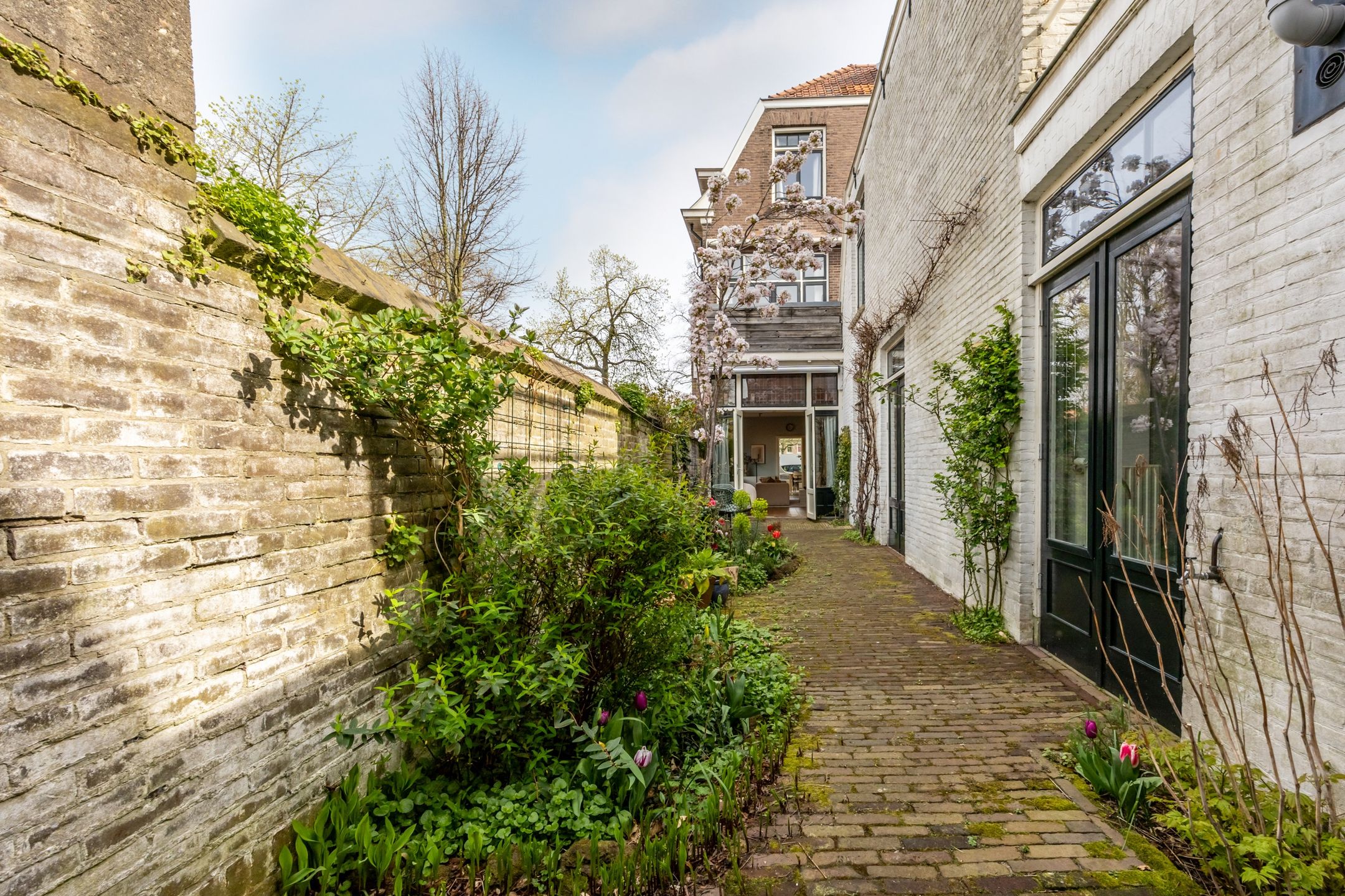Characteristic ground floor apartment with authentic details in desirable Kleverpark neighborhood — 17