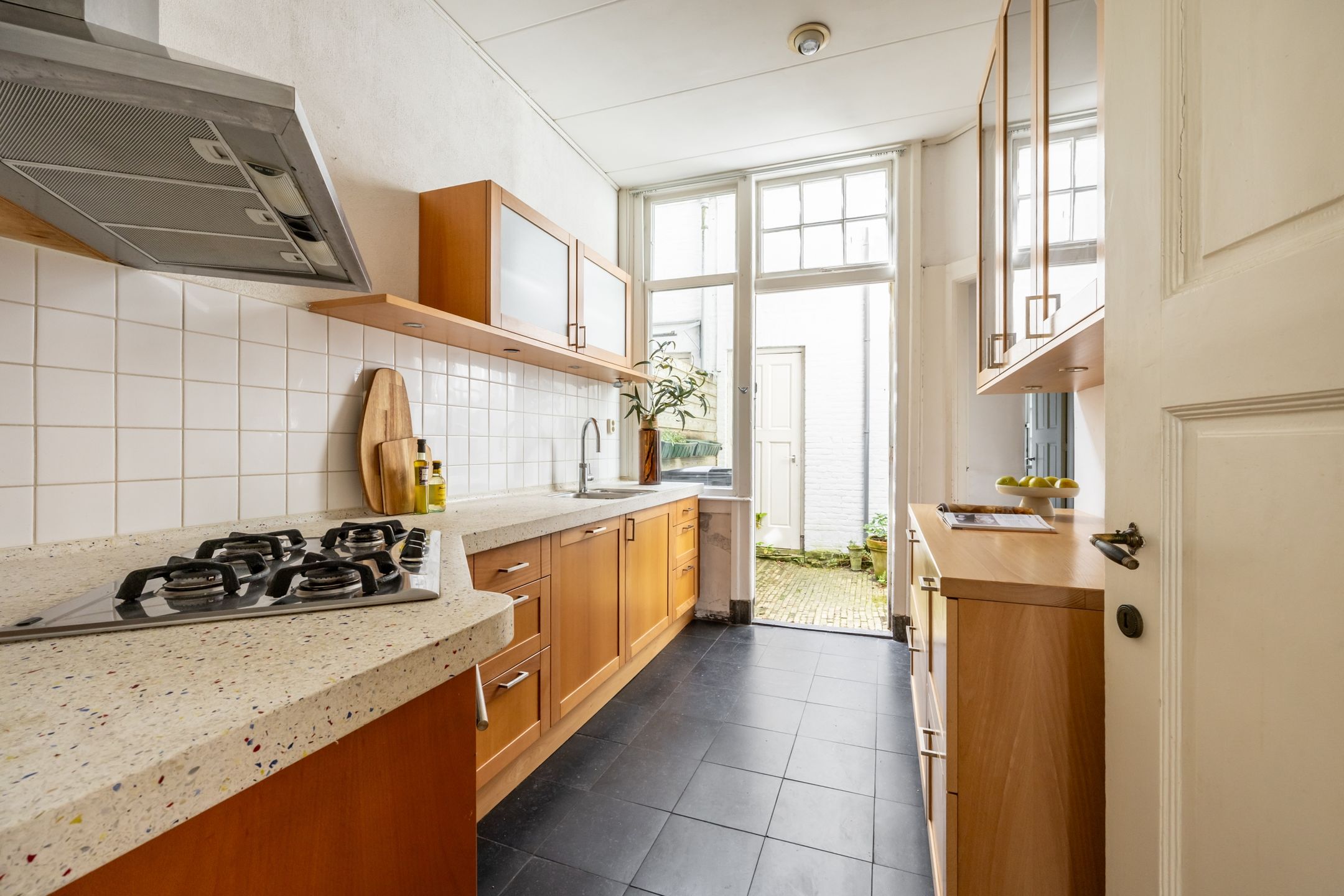 Characteristic ground floor apartment with authentic details in desirable Kleverpark neighborhood — 20