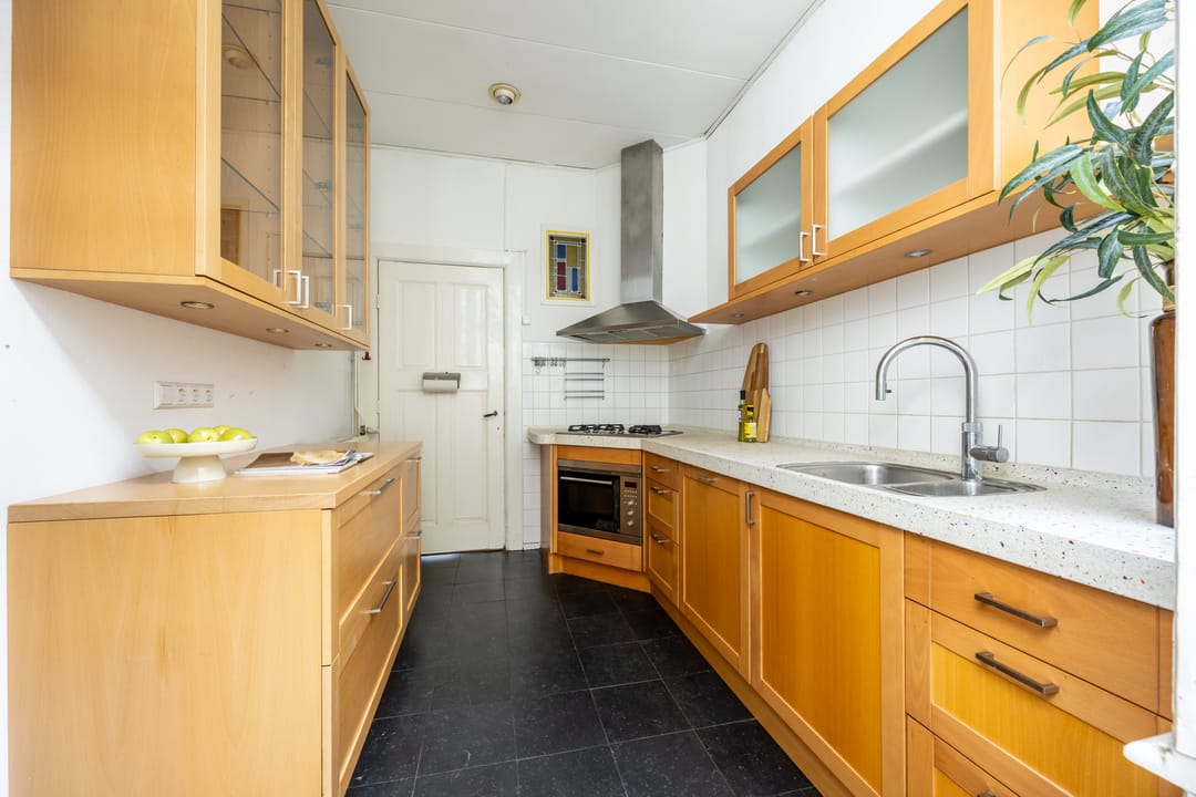Characteristic ground floor apartment with authentic details in desirable Kleverpark neighborhood — 22