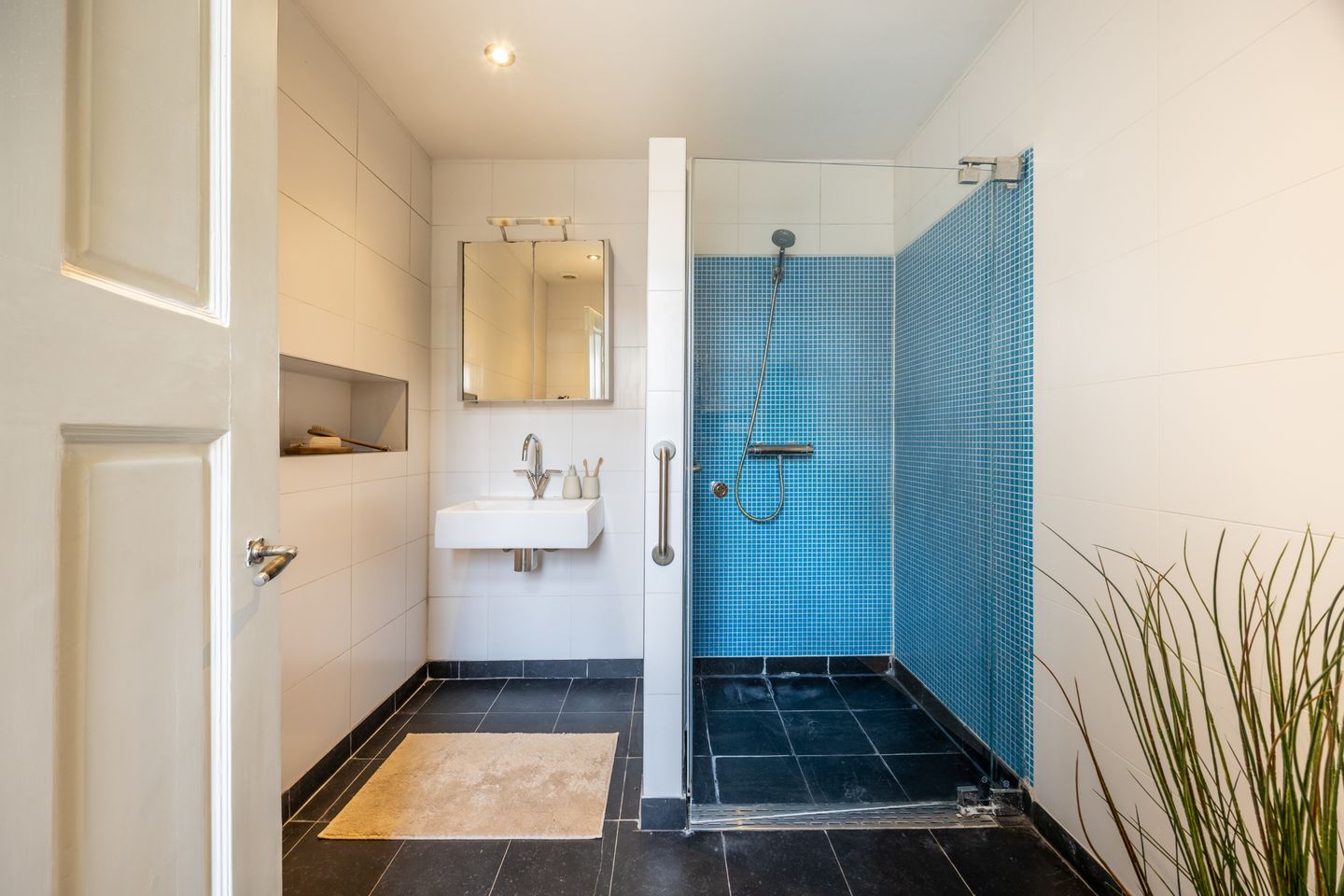 Characteristic ground floor apartment with authentic details in desirable Kleverpark neighborhood — 24