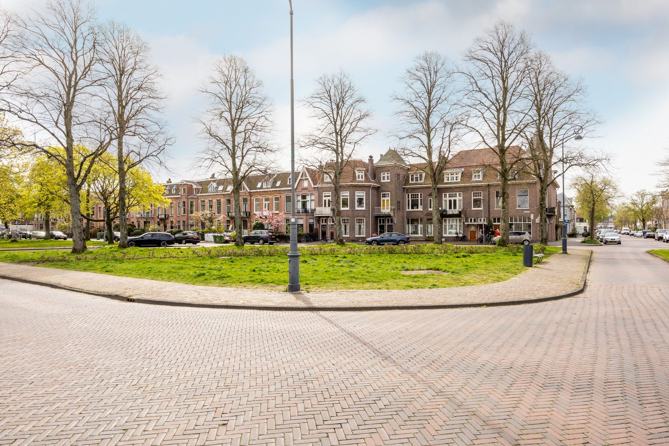 Characteristic ground floor apartment with authentic details in desirable Kleverpark neighborhood — 35