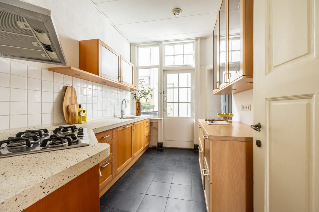 Characteristic ground floor apartment with authentic details in desirable Kleverpark neighborhood — 21