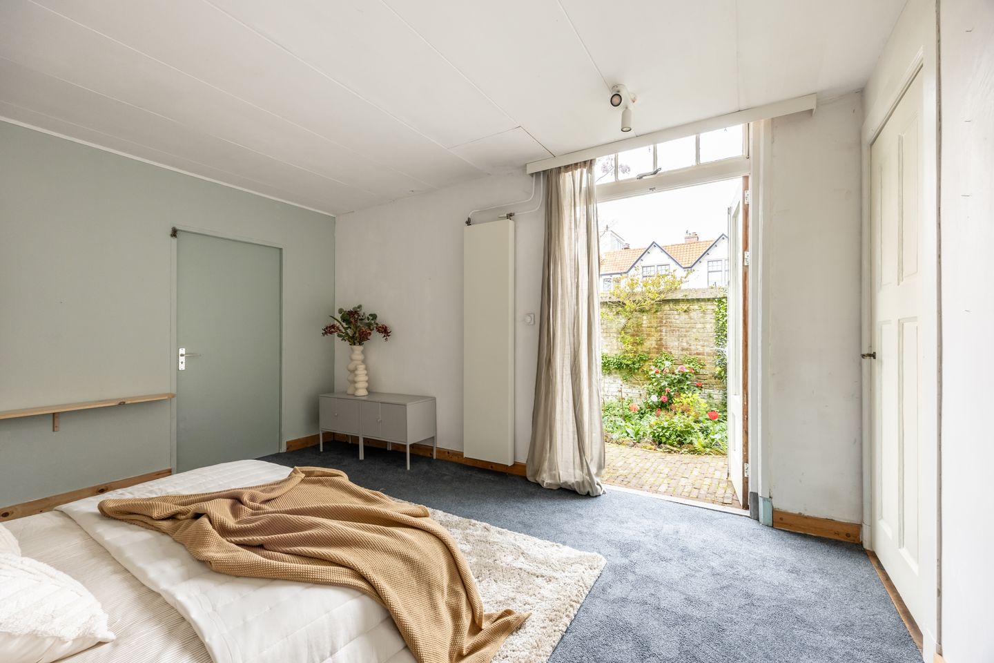 Characteristic ground floor apartment with authentic details in desirable Kleverpark neighborhood — 28